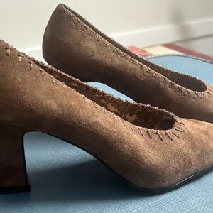 Amanda Smith taupe suede Marilyn square toe heels ,whipstitch detailing size 9M